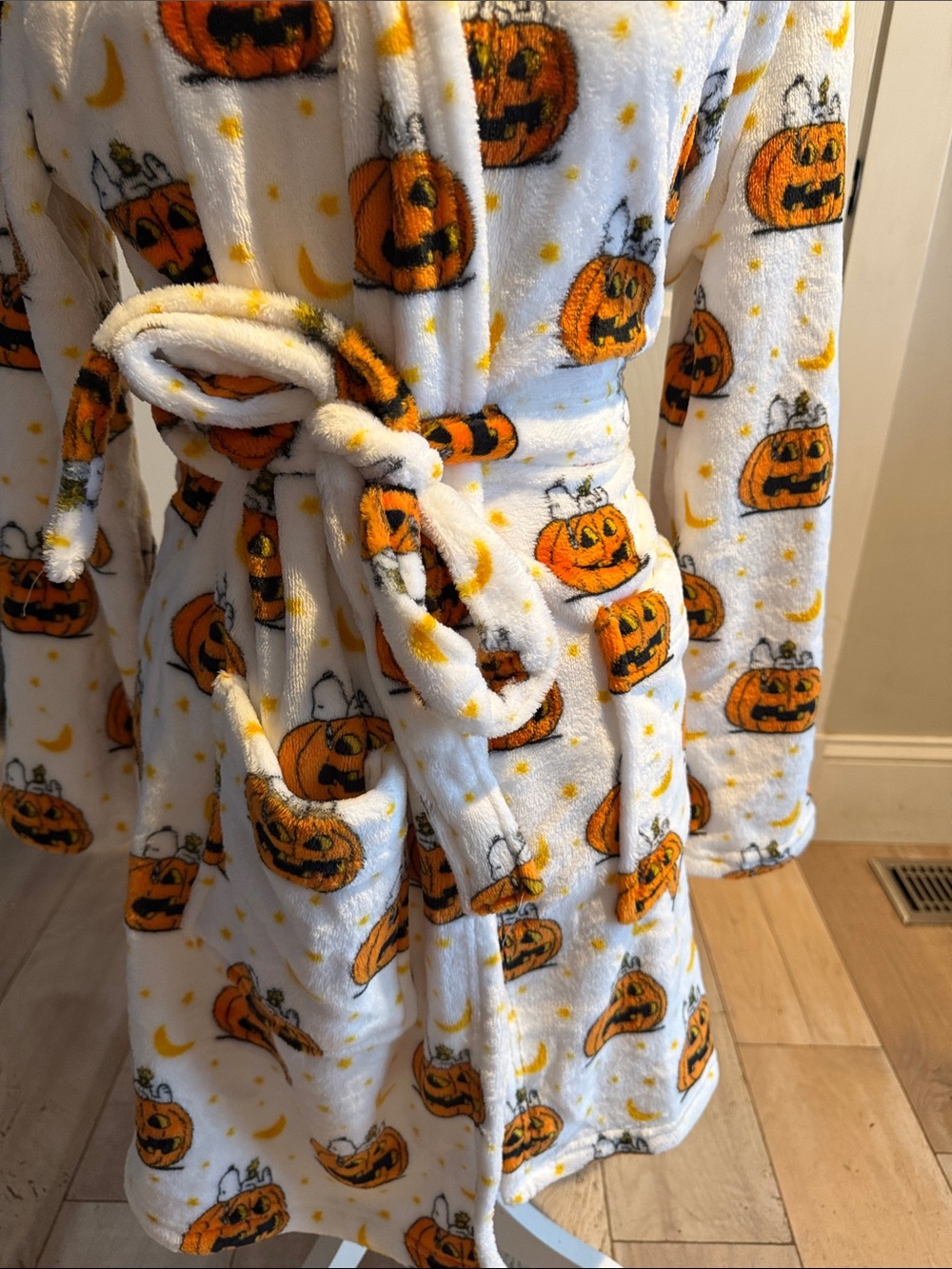 Peanuts White & Orange Pumpkin Hooded Plush Robe BNWOT - Picture 2 of 7
